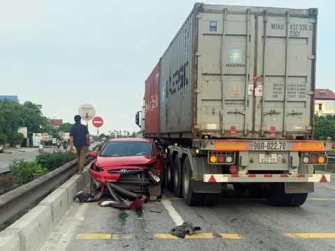 Đằng sau những bức ảnh TNGT: Hyundai Accent bị công-ten-nơ dồn vào dải phân cách cứng nghi vượt ẩu