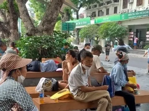 Cảnh bệnh nhân vạ vật chờ khám trong thời tiết nắng nóng ở bệnh viện