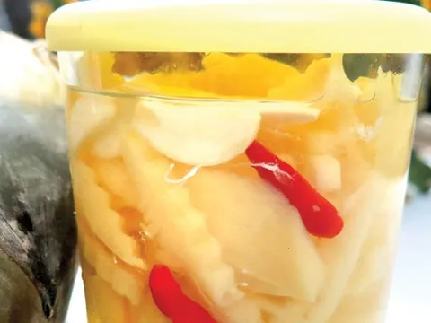 Chất kịch độc có trong nước ngâm măng chua và 5 lưu ý để né chất độc