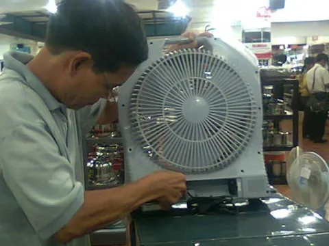 Quạt tích điện “sốt” theo nắng nóng, nguy cơ bị “thổi giá”