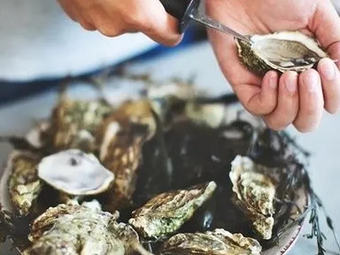 Người đàn ông tử vong sau khi ăn hàu sống