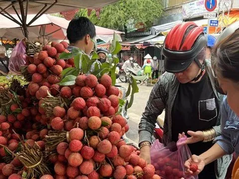 Giật mình với giá vải thiều ở TPHCM