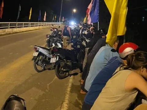 Chơi bên bờ sông, bé 4 tuổi rớt xuống nước không ai biết