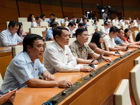 Quốc hội "chốt" áp giá trần vé máy bay, sách giáo khoa