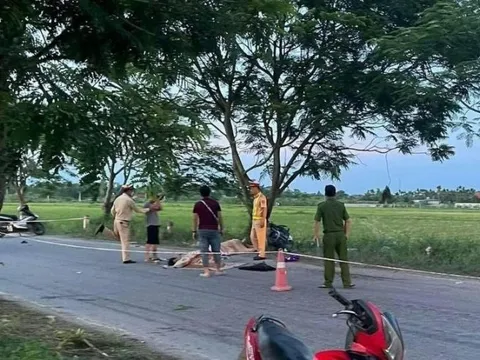 Xe máy tông vào cây phượng, 2 anh em trai tử vong