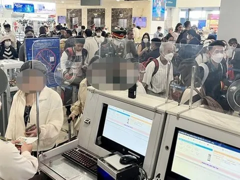 Cấm bay 1 năm nữ hành khách dùng giấy tờ giả