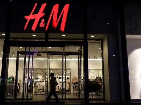 Cú lừa của H&M: Giả danh hãng thời trang xanh, quyên góp quần áo cũ để tái chế nhưng thực chất đem bán lại ở các nước nghèo hoặc mang đi đốt