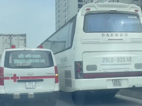 Clip: Tài xế xe khách đi vào làn khẩn cấp, chèn cả xe cứu thương không cho đi
