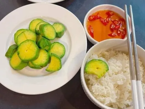 Từng là mặt hàng xa xỉ, loại trái cây này đột ngột rớt giá mạnh, bán chung trên xe hàng rong