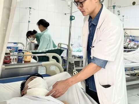 Vấp ngã, người đàn ông bị xà beng đâm xuyên cổ