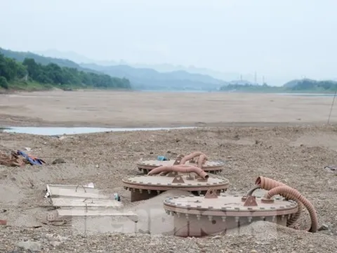 Cận cảnh trạm bơm khẩn cấp trong thời điểm nước sông Đà cạn trơ đáy