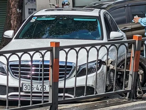 Đằng sau những bức ảnh TNGT: Mercedes-Benz gãy càng chữ A giữa phố đông