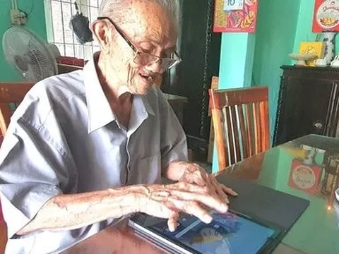 Chuyện “nhà báo phường” hơn 100 tuổi vẫn đều đặn viết báo ở Huế