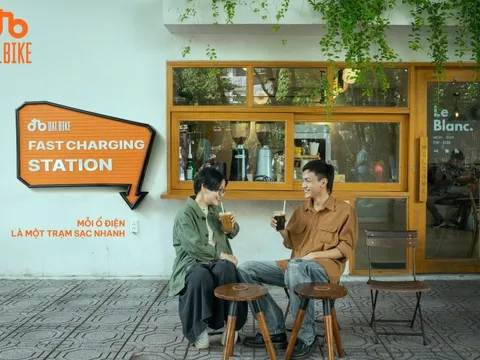 Mặc VinFast chi hàng trăm triệu USD xây trạm sạc, một hãng xe điện Việt Nam tuyên bố "mỗi ổ cắm đều là trạm sạc nhanh, chỉ 20 phút đủ đi 30km"