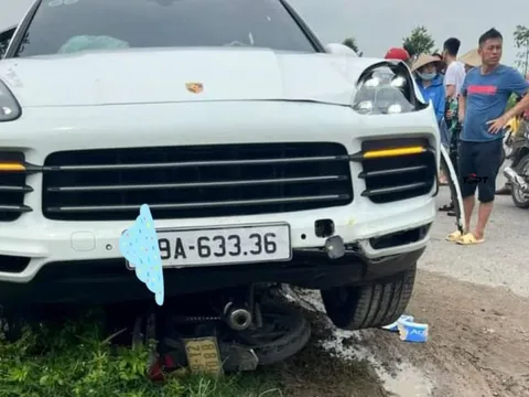 Đằng sau những bức ảnh TNGT: Va chạm mạnh, xe máy chui tọt vào gầm Porsche Cayenne