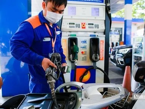 Giá xăng tiếp tục giữ nguyên, dầu tăng nhẹ