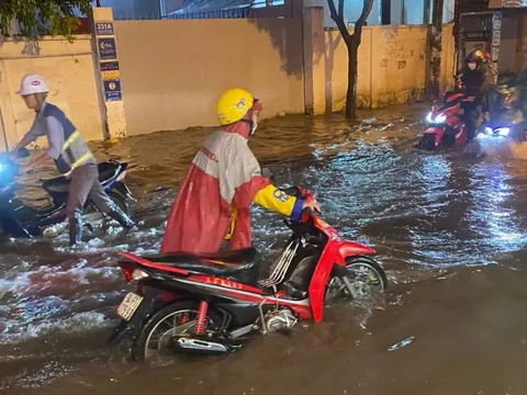 TP HCM: Mưa lớn gây ngập khắp nơi, người dân bì bõm đẩy xe