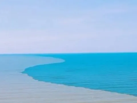 Xôn xao hiện tượng nước biển Sầm Sơn đổi màu