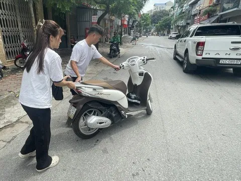 Hà Nội: Kỳ lạ con phố ô tô, xe máy bỗng không mở được khóa thông minh, nhiều người phải hì hục đẩy xe