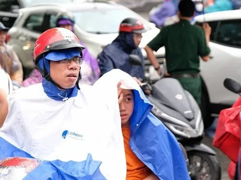 Hàng nghìn thí sinh 'đội mưa' dự thi tuyển lớp 6 Trường THPT Chuyên Hà Nội Amsterdam