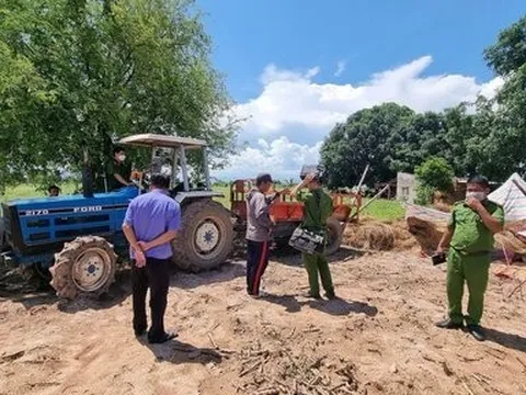 Bình Thuận: Phụ sửa xe máy cày, một người bị thùng sập đè tử vong