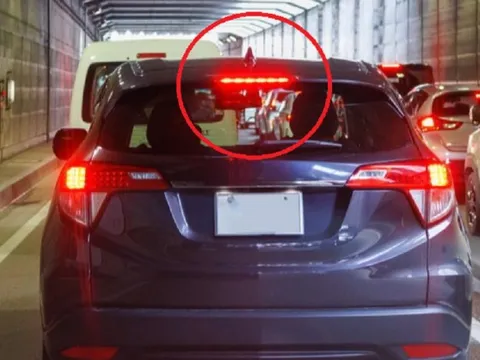 Vì sao ô tô phải có đèn báo phanh trung tâm?
