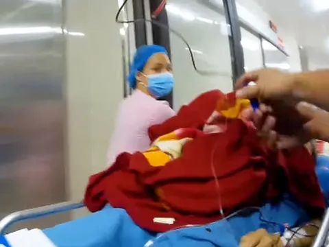 Xe cứu thương "tiếp máu" trên đường cấp cứu bệnh nhân sốc mất máu do vỡ khối chửa ngoài tử cung nguy kịch