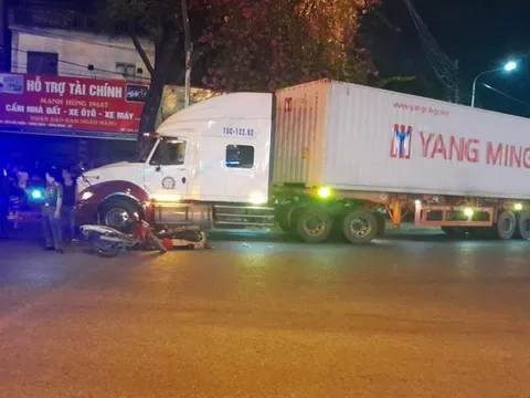 Xe container va chạm xe máy, 5 người bị thương