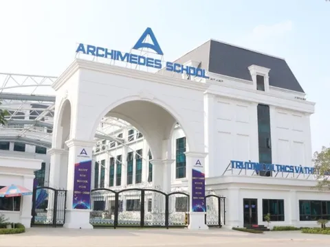 Học sinh lớp 1 bị bỏ quên trên xe giữa trưa nắng sau chuyến đi dã ngoại