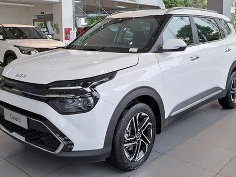 Kia Carens máy tăng áp tiếp tục giảm giá: Lần đầu về mốc 725 triệu, vẫn đắt hơn Xpander và Veloz Cross