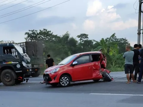 Đằng sau những bức ảnh TNGT: Va chạm với xe tải, Toyota Wigo biến dạng thành xe ba bánh