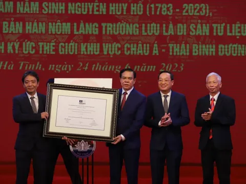 Trao bằng công nhận Văn bản Hán Nôm làng Trường Lưu là di sản tư liệu cho Hà Tĩnh