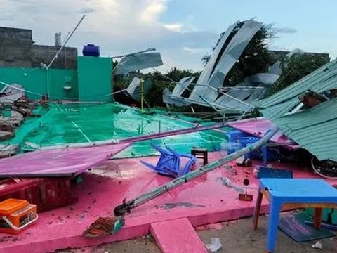 Bình Thuận: Lốc xoáy làm sập nhà tập cầu lông, gãy nhiều trụ điện