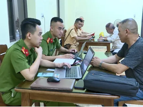 Bị phát hiện, tài xế taxi "dù" rồ ga bỏ chạy rồi nằm lăn ra đường "ăn vạ"