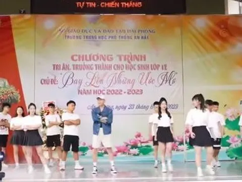 Thầy Hiệu phó vừa nhảy vừa hát cực "sung" trong buổi chia tay học sinh lớp 12