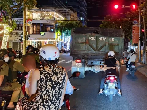 Đoàn xe tải trọng lớn lộng hành vào đường cấm ngay trung tâm Đà Nẵng