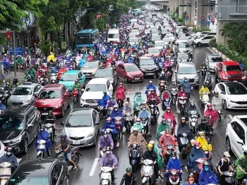 Người Hà Nội chật vật đến công sở trong mưa lớn sáng đầu tuần