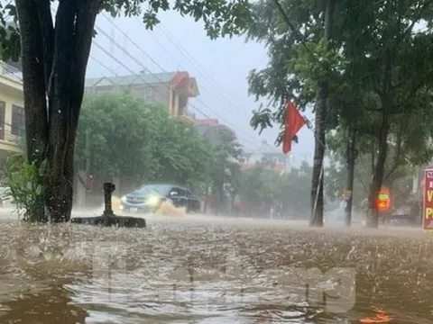 Mưa lũ ở Lạng Sơn làm một người mất tích, đường phố biến thành 'sông'