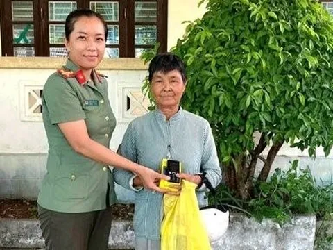 Kiên Giang: Nữ Đại úy Công an tận tình giúp đỡ cụ bà khó khăn