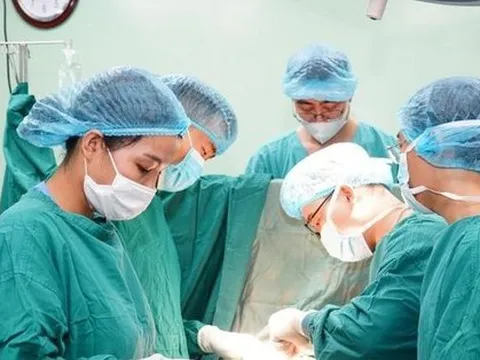 Báo động đỏ toàn viện, cứu sống bé gần 4 tuổi bị vỡ tim