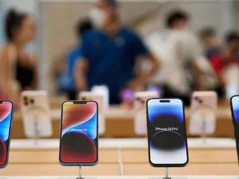 Cuộc chiến giá lên cao trào, đại lý bất chấp xả hàng: Giảm 10 triệu đồng cho Galaxy S23, iPhone 14 Pro Max