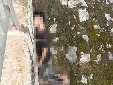 Bàng hoàng phát hiện thi thể thanh niên treo lơ lửng ở lan can cầu