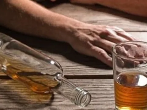 Uống nửa lít rượu mỗi ngày, người đàn ông xuất huyết tiêu hoá 8 lần