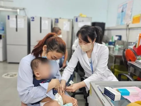 Ba dấu hiệu cảnh báo tình trạng tay chân miệng chuyển nặng