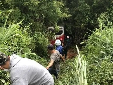 Bình Thuận: Xe ôtô chở 25 hành khách lao xuống vực đèo Đại Ninh