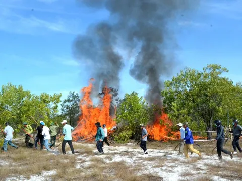 Đốt rừng để... diễn tập chữa cháy: "Rút kinh nghiệm"!