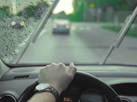 Lái xe dưới trời mưa lớn cần chú ý điều gì?