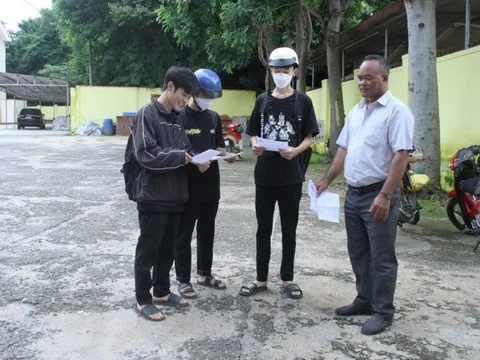 Thí sinh 51 tuổi hạ quyết tâm vượt qua kỳ thi tốt nghiệp THPT tốt nhất