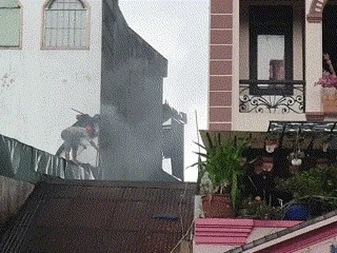 Căn nhà ở Phú Nhuận nghi ngút khói dưới cơn mưa tầm tã