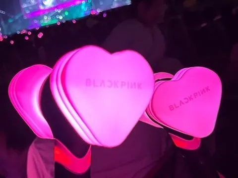 Fan BlackPink tại Hà Nội sôi sục lùng mua lightstick 'búa hồng'